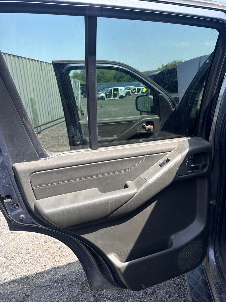 [EPE-105556] Panel interior de puerta trasera izquierdo Nissan Pathfinder III