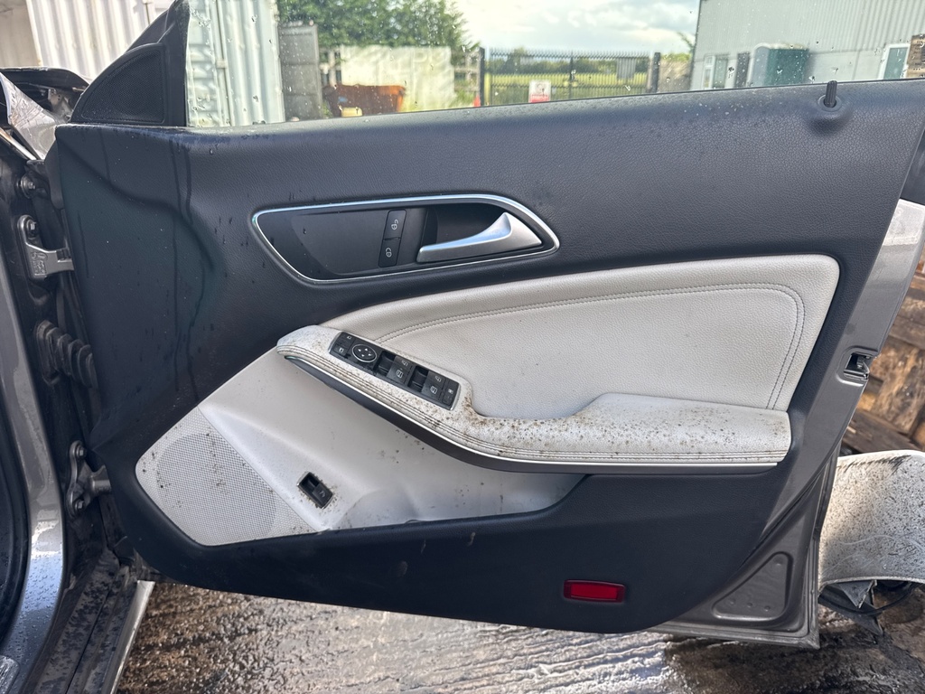 [EPE-108149] Panel interior de puerta delantera derecha Mercedes CLA C117