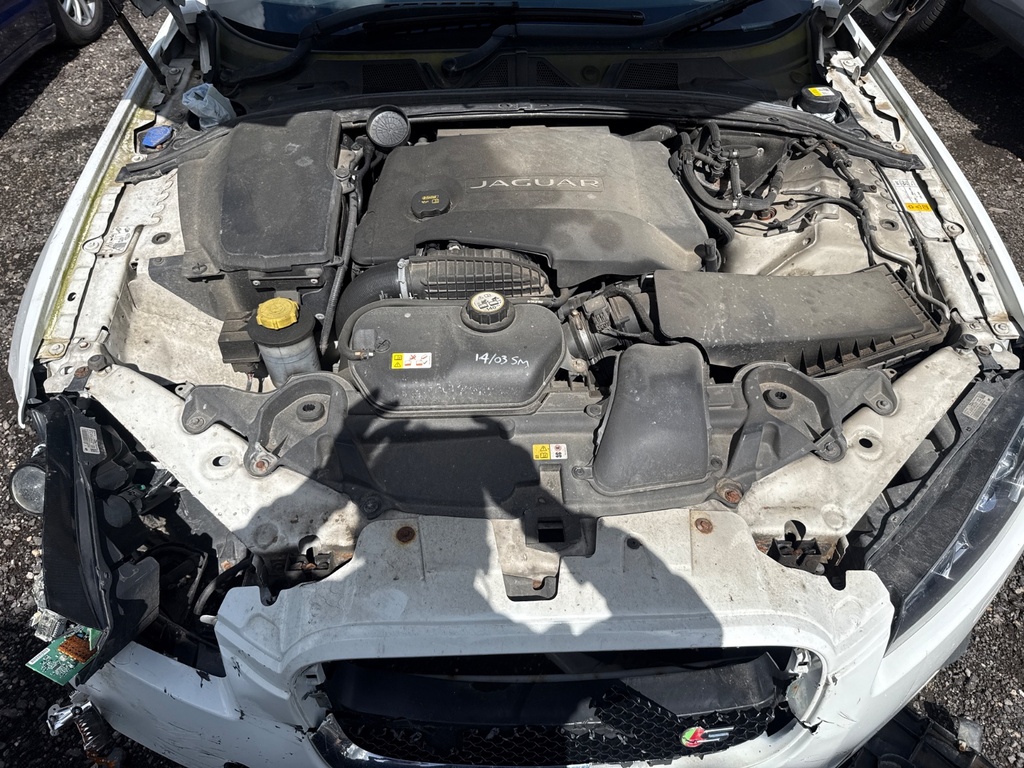 [EPE-108980] Panel de apoyo del capó Jaguar XF