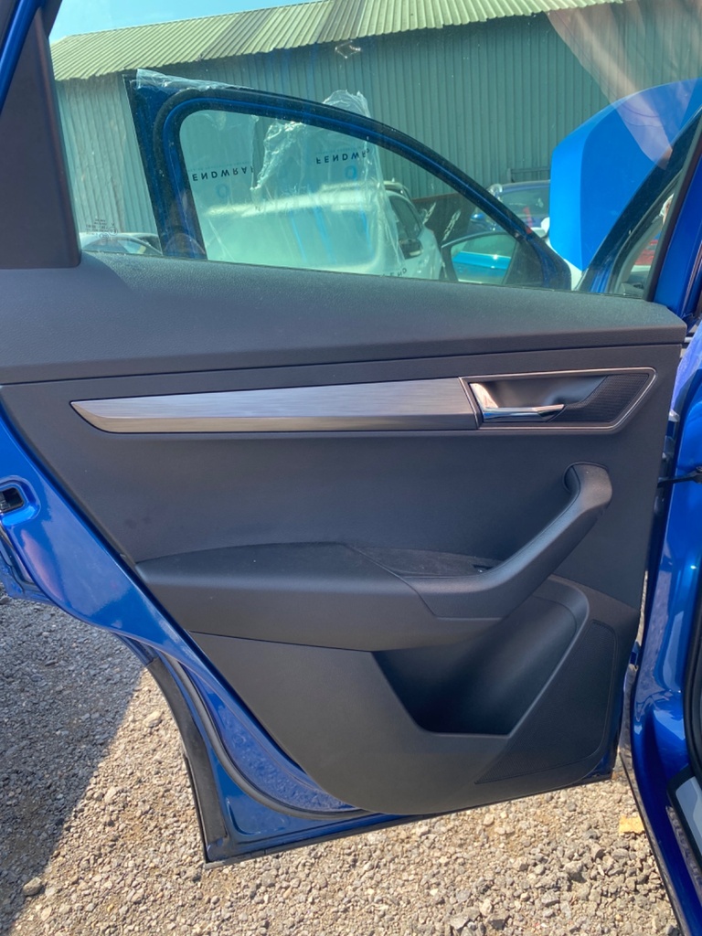 [EPE-110696] Panel interior de puerta trasera izquierdo Skoda Karoq