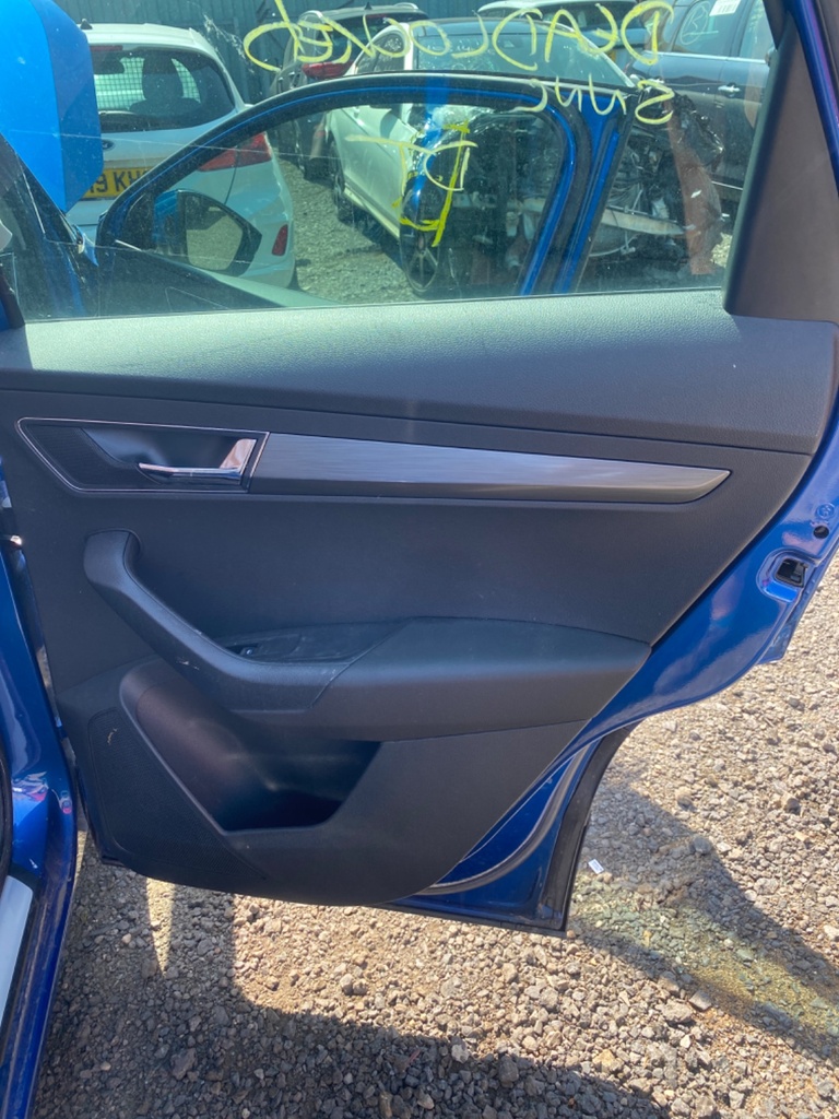 [EPE-110727] Panel interior puerta trasera derecha Skoda Karoq 2021