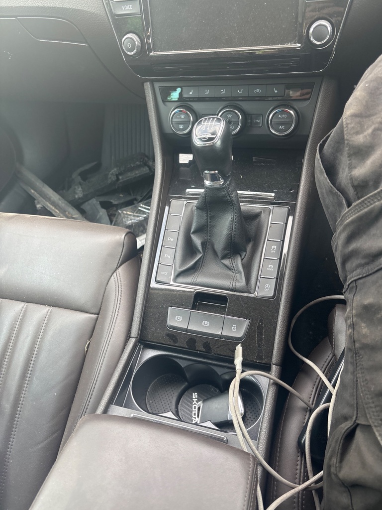 [EPE-112348] Consola central Skoda Superb
