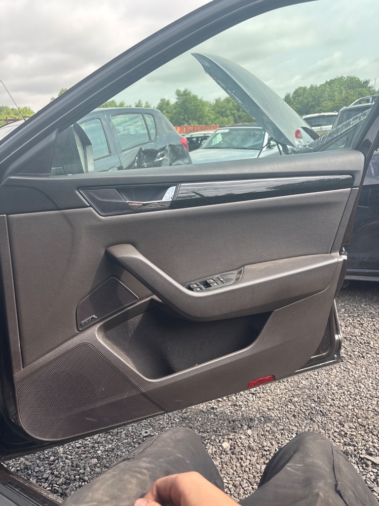 [EPE-112337] Panel interior de puerta delantera derecha Skoda Superb III