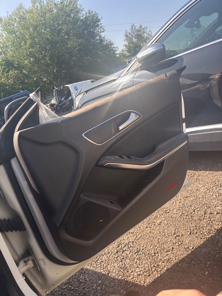 [EPE-113486] Panel interior de puerta delantera derecha Mercedes-Benz CLA X117