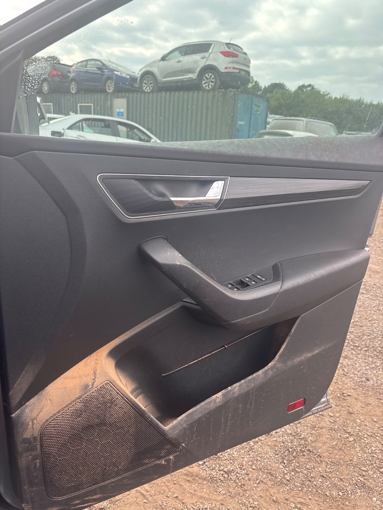 [EPE-115479] Panel de puerta delantero derecho Skoda Karoq 2018