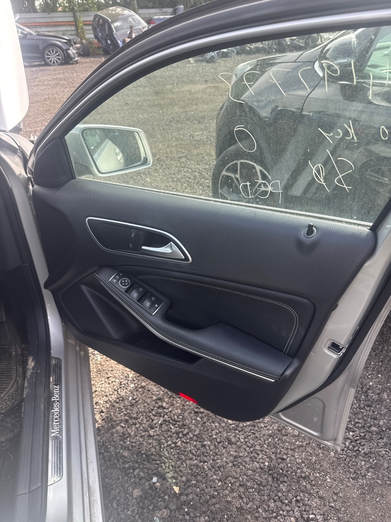 [EPE-120193] Panel interior de puerta delantera derecho Mercedes-Benz Clase A 2016