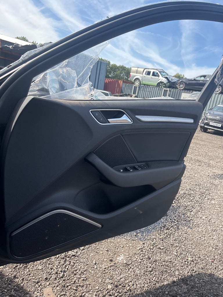 [EPE-120368] Panel interior de puerta delantera derecha Audi A3 2018