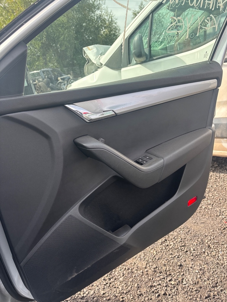 [EPE-122077] Panel interior de puerta delantera derecha Skoda Octavia 2014