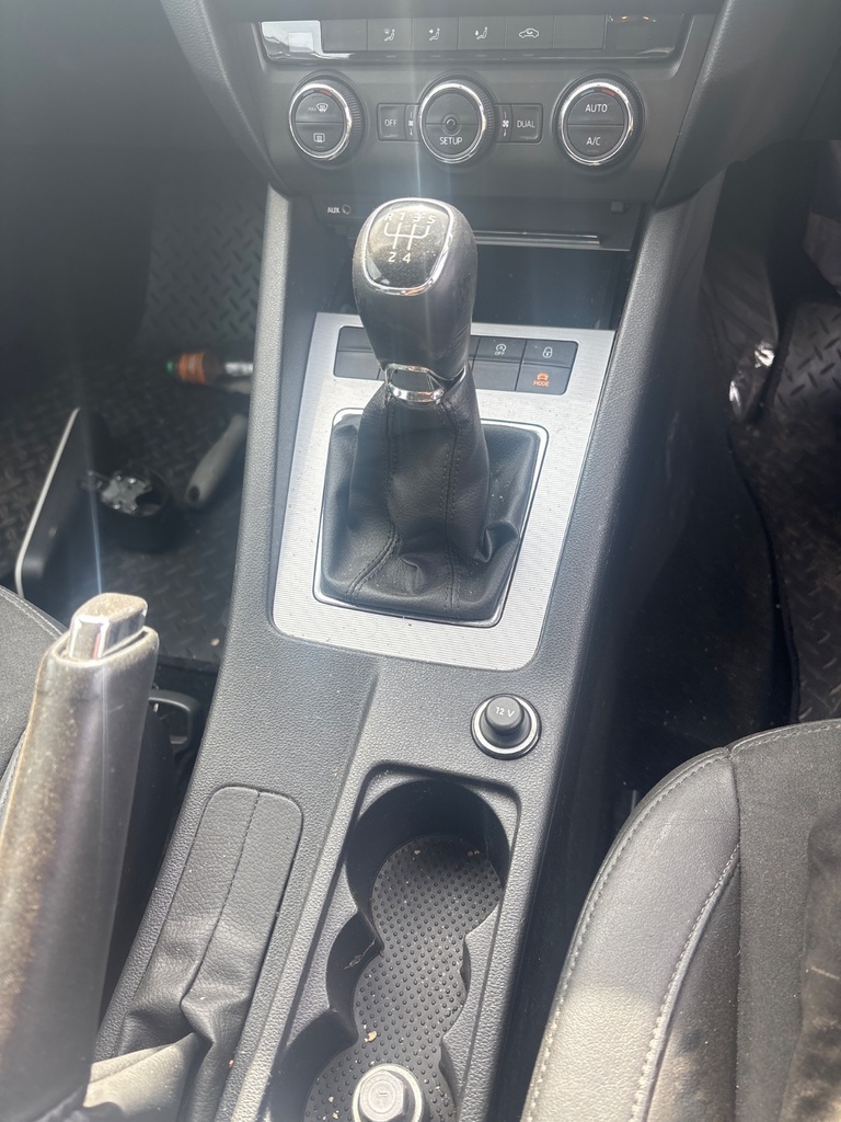 [EPE-122081] Consola central Skoda Octavia 2014