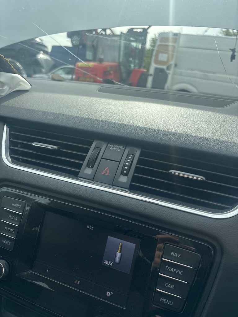 [EPE-122092] Salida de aire calefacción salpicadero Skoda Octavia 2014