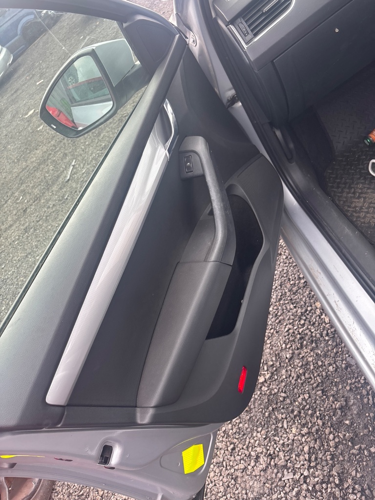 [EPE-122119] Panel interior de puerta delantera izquierdo Skoda Octavia 2014