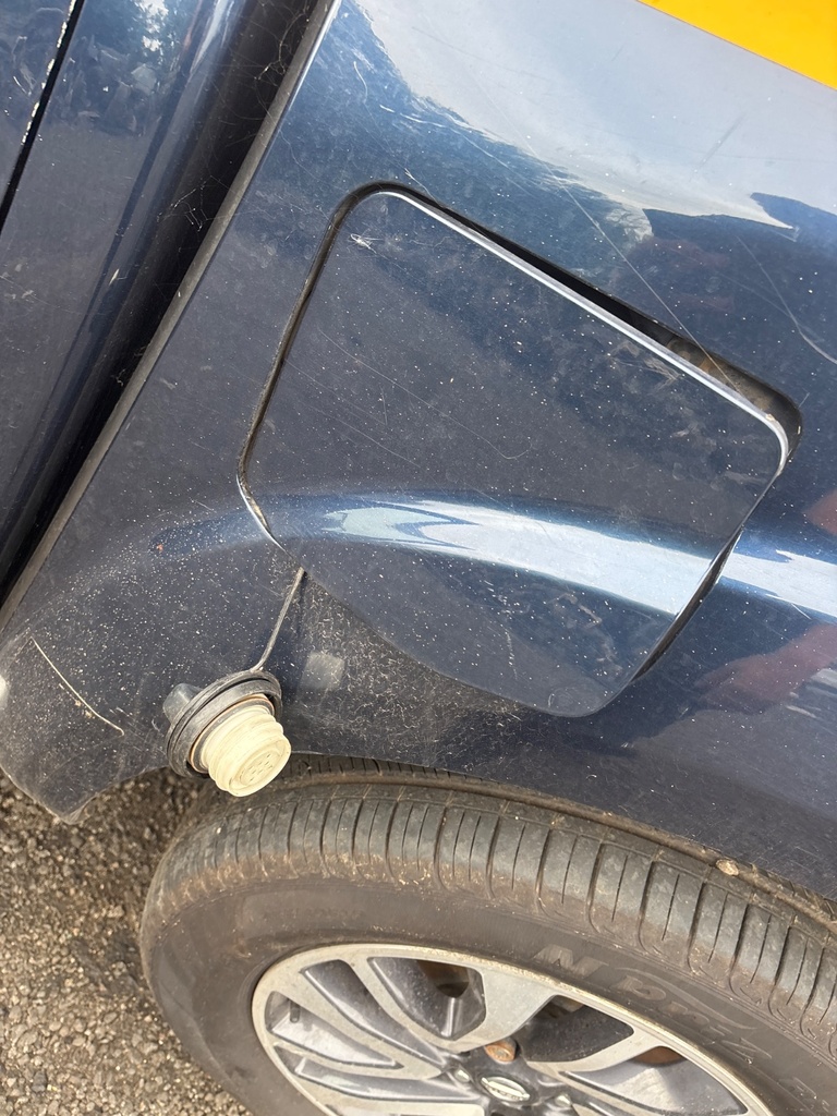 [EPE-122436] Tapa de combustible Nissan Navara NP300