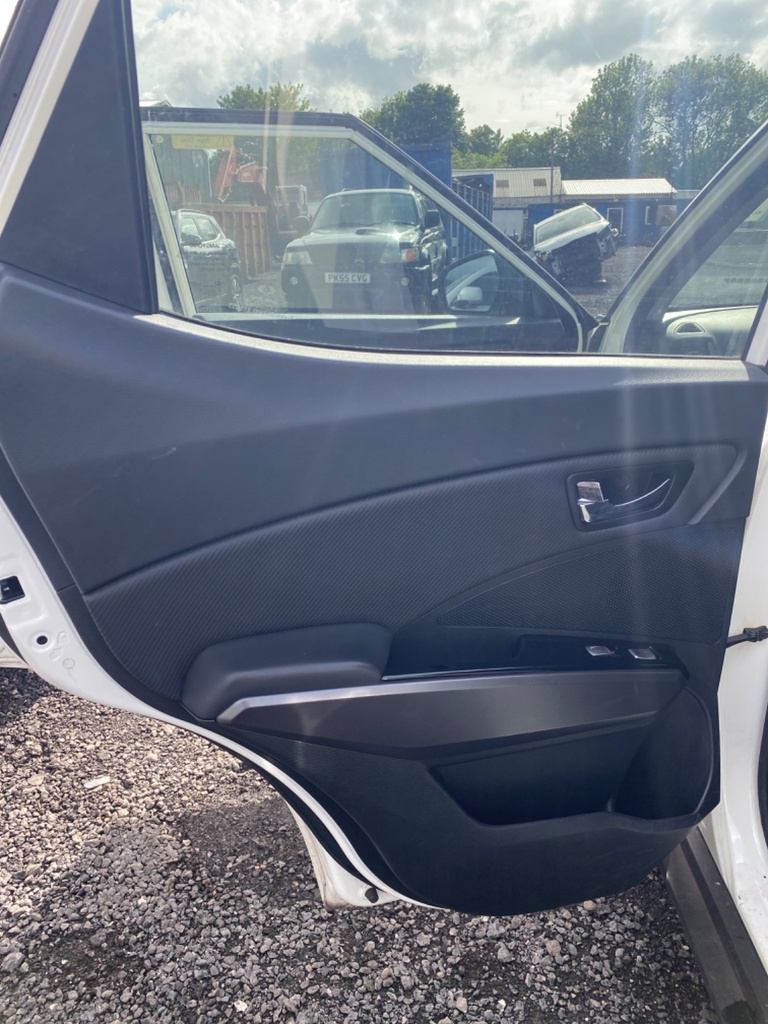 [EPE-103875] Panel interior de puerta trasera izquierdo SsangYong Tivoli