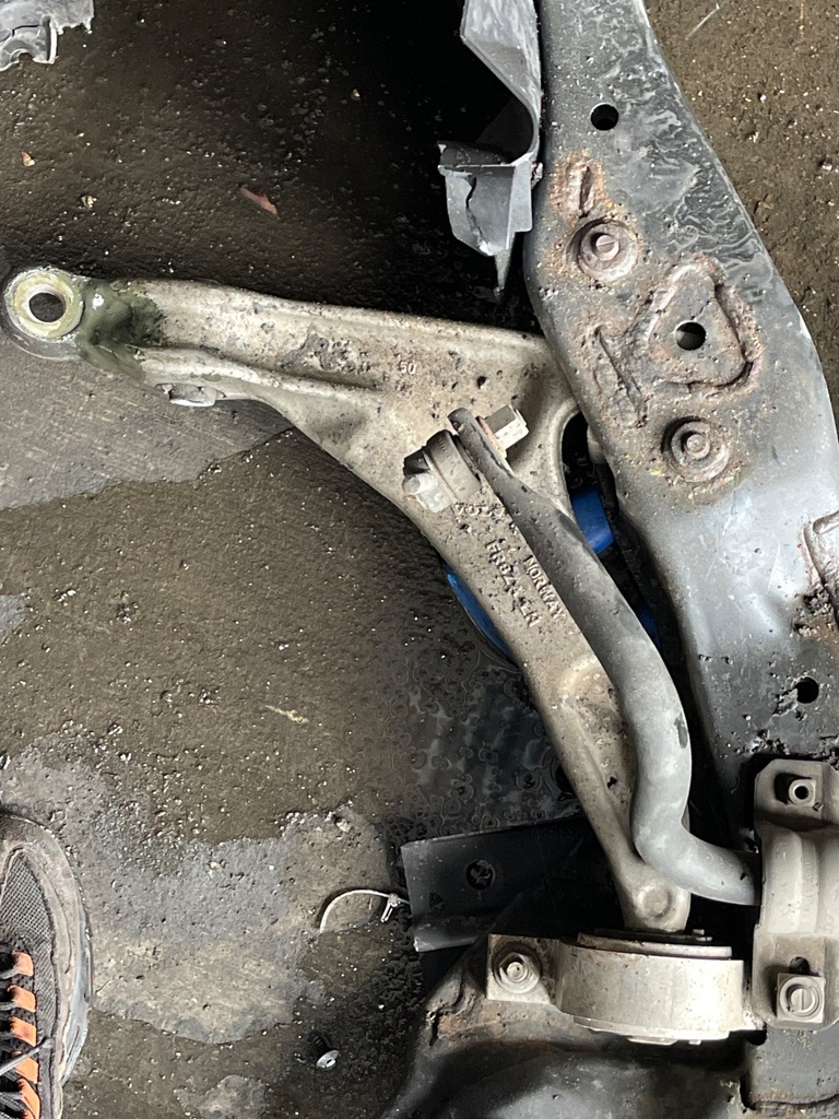 [EPE-105681] Brazo oscilante inferior delantero derecho Volvo V60