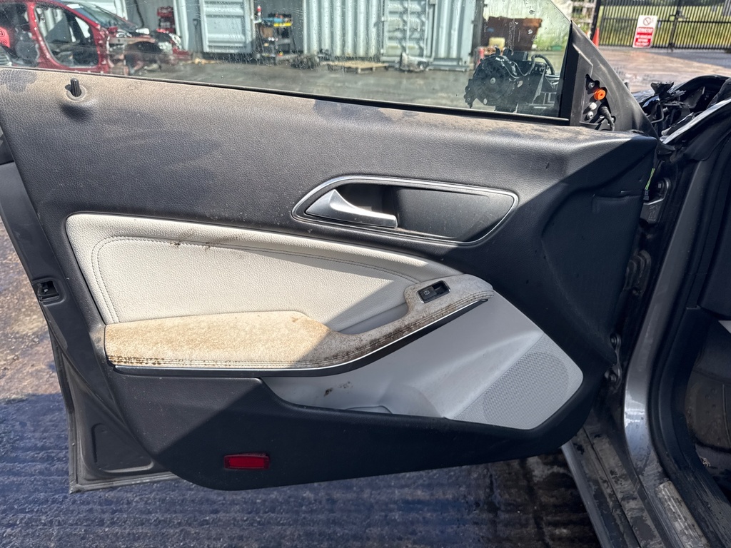 [EPE-108197] Panel interior de puerta delantera izquierda Mercedes-Benz CLA Coupe 2016