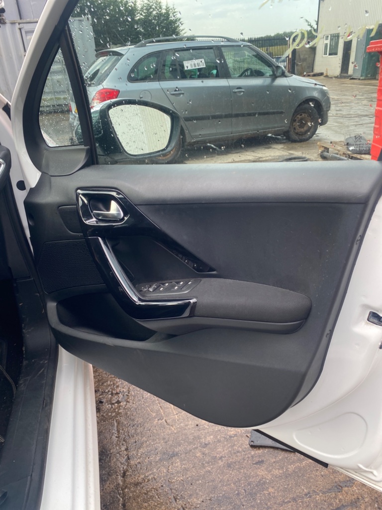 [EPE-110497] Panel interior puerta delantera derecha Peugeot 208 2018