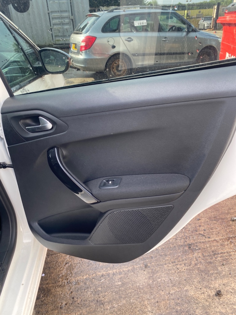 [EPE-110590] Panel interior puerta trasera derecha Peugeot 208