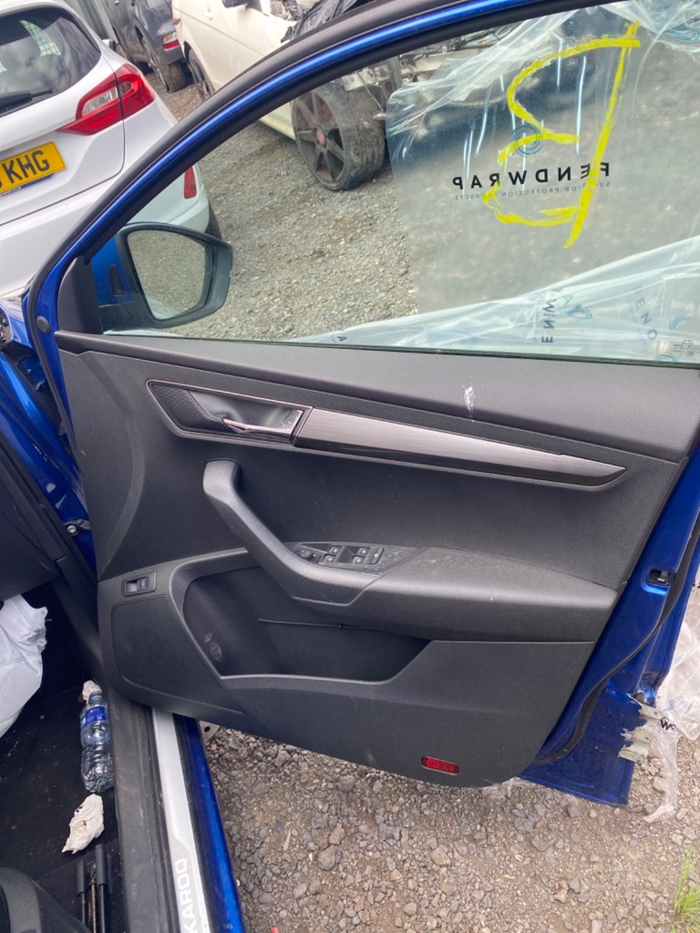 [EPE-110638] Panel interior puerta delantera derecha Skoda Karoq
