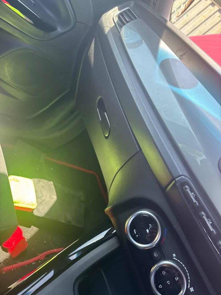 [EPE-111687] Montaje de la guantera Alfa Romeo Giulietta 2010