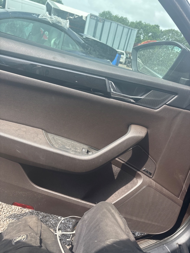 [EPE-112407] Panel interior de puerta delantera izquierda Skoda Superb 2016
