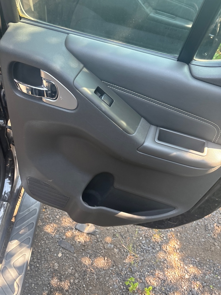 [EPE-113033] Panel interior puerta trasera derecha Nissan Navara NP300