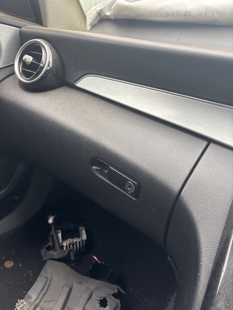 [EPE-113868] Montaje de la guantera Mercedes Clase C W205