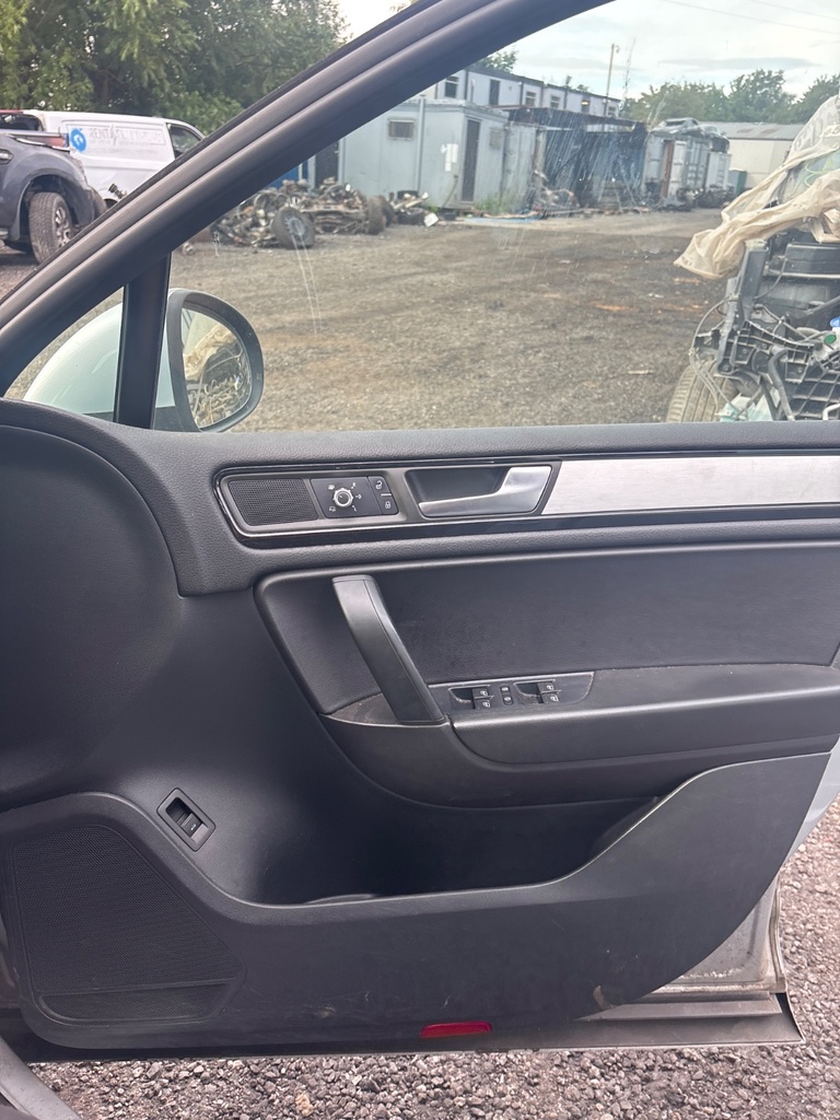 [EPE-117301] Panel interior de puerta delantera derecho VW Touareg 7P5
