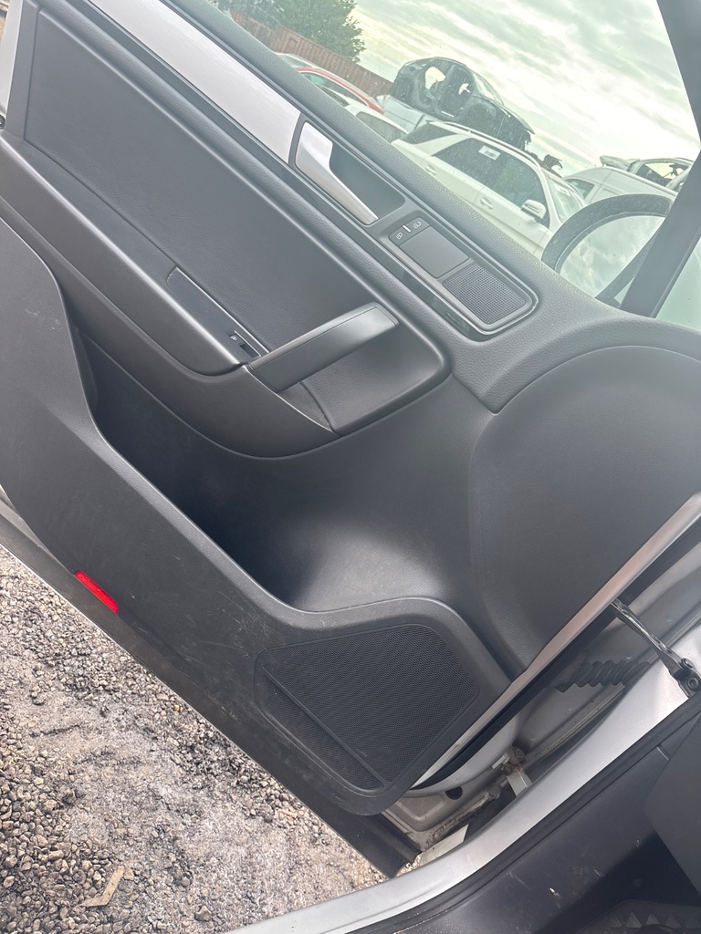 [EPE-117374] Panel interior de puerta delantera izquierda VW Touareg 7P5