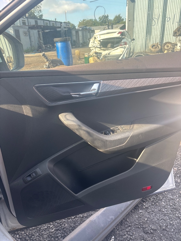 [EPE-117706] Panel interior de puerta delantera derecha Skoda Karoq NU7