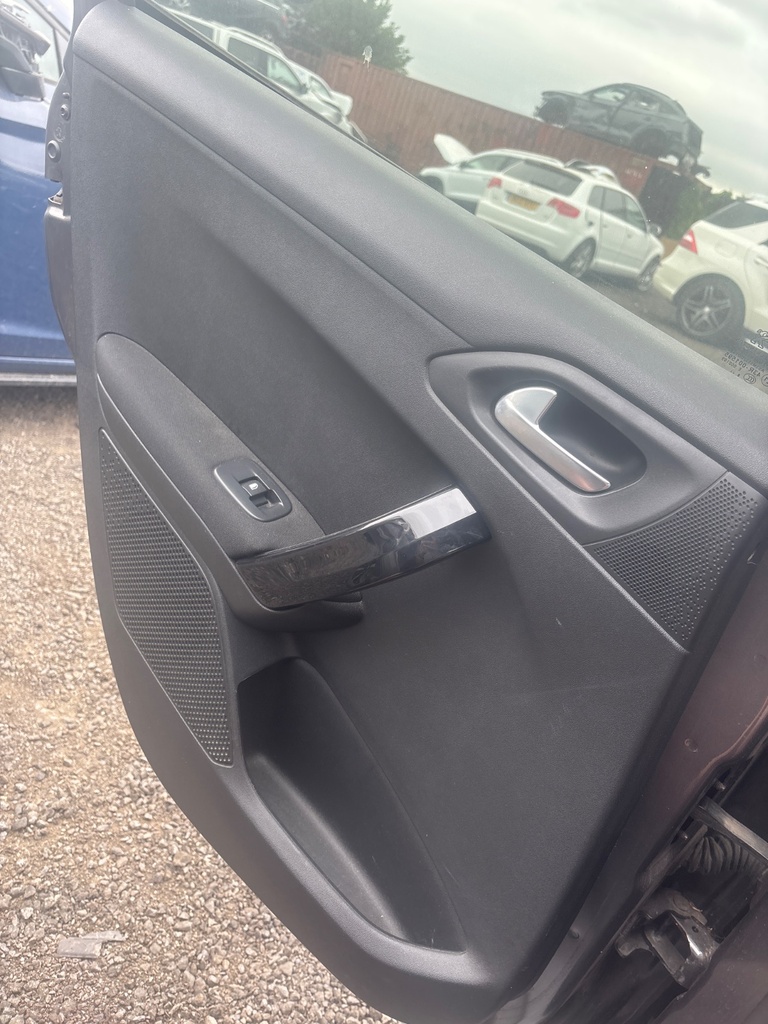 [EPE-118209] Panel interior de puerta trasera izquierda Peugeot 208