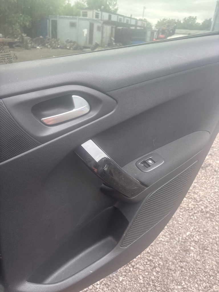 [EPE-118244] Panel interior puerta trasera derecha Peugeot 208