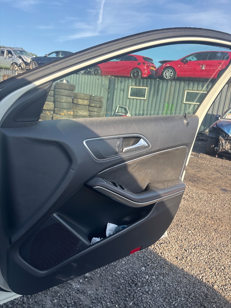 [EPE-120862] Panel interior de puerta delantera derecha Mercedes Clase A