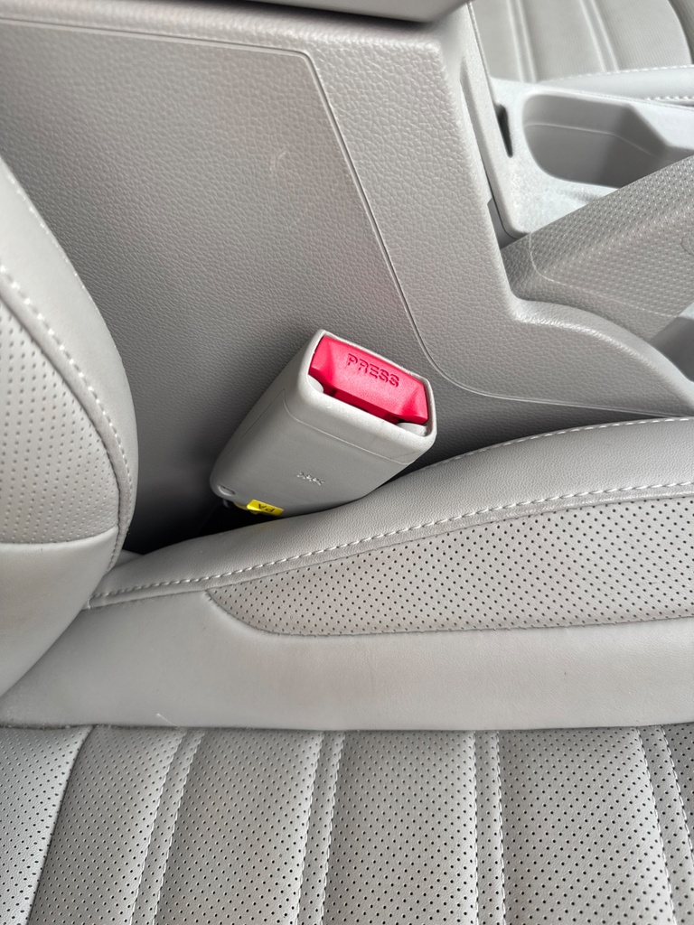 [EPE-103985] Interruptor de cinturón seguridad delantero derecho SsangYong Tivoli 2021