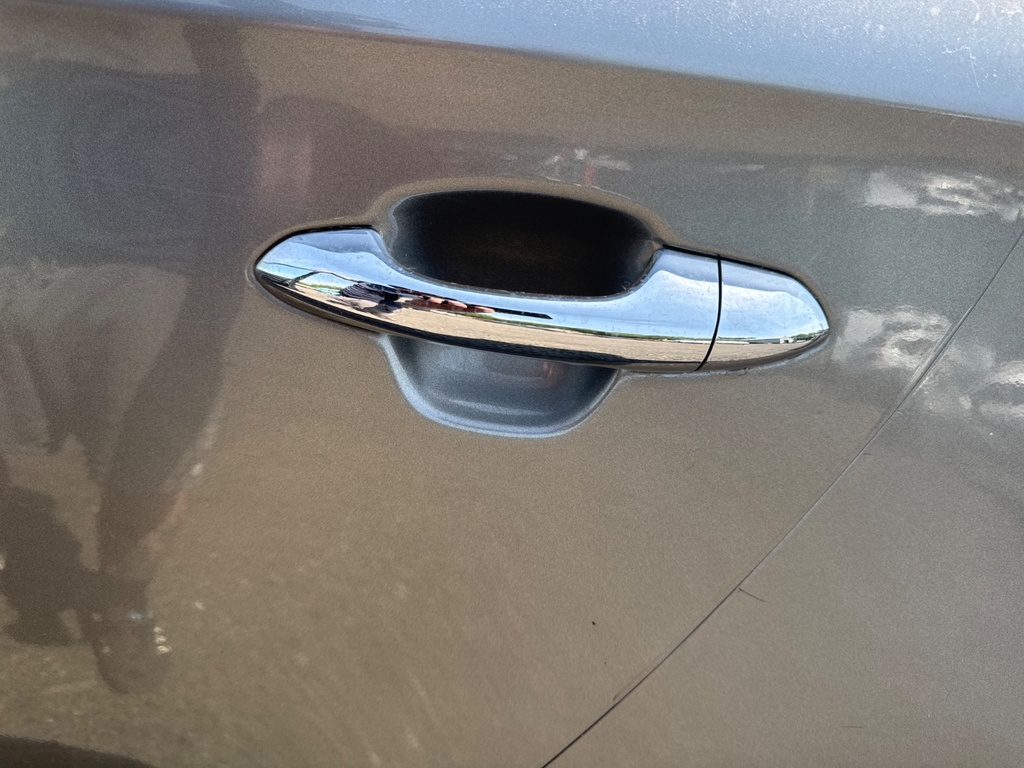 [EPE-105182] Tirador puerta trasera exterior izquierdo Kia Carens IV 2017 TITANIUM SILVER