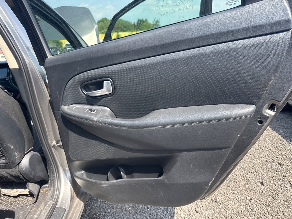 [EPE-105220] Panel interior puerta trasera derecha Kia Carens IV 2017 Titanium Silver