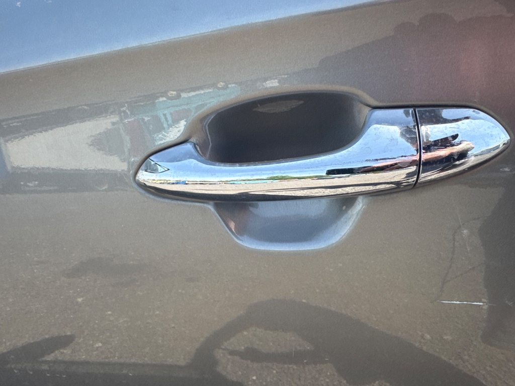 [EPE-105194] Tirador puerta delantero exterior izquierdo Kia Carens IV 2017 TITANIUM SILVER