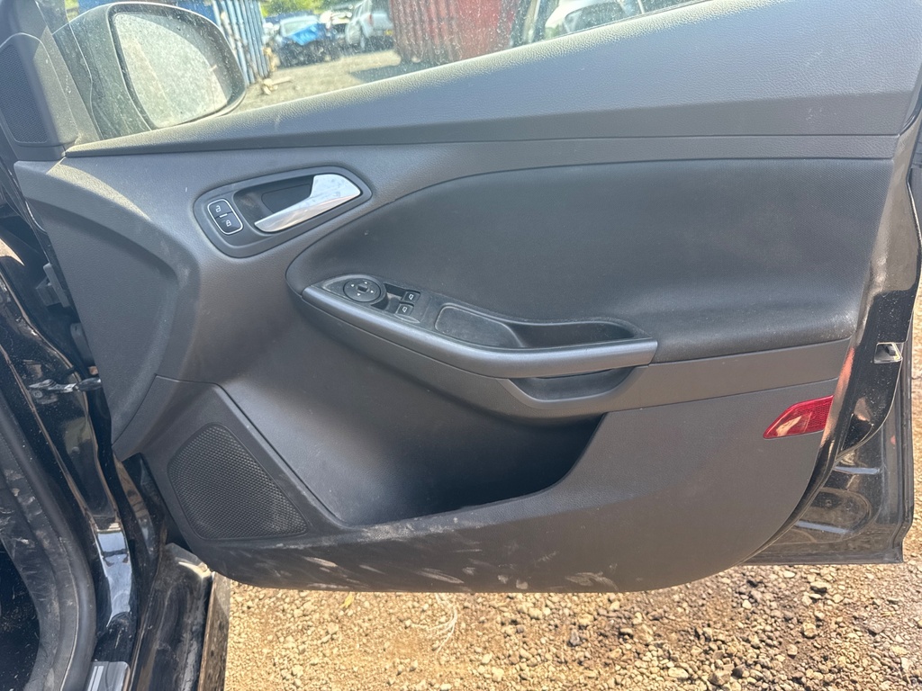 [EPE-105256] Panel de revestimiento interior puerta delantera derecho Ford Focus 2017 1.0