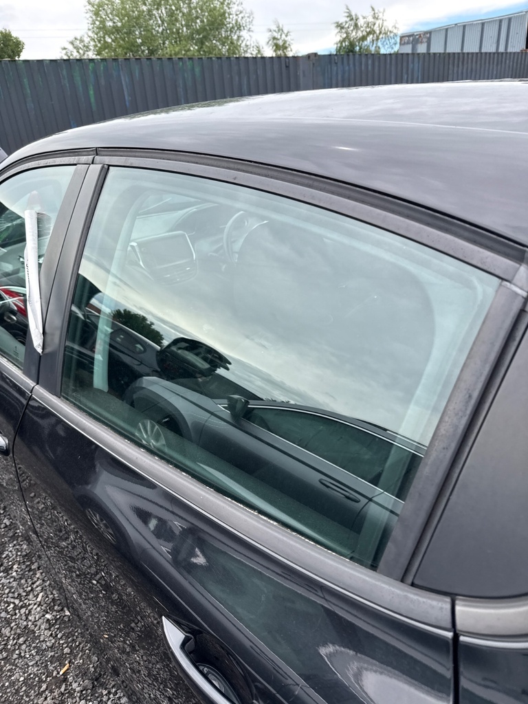 [EPE-107299] Cristal de puerta trasero izquierdo Peugeot 208 CA 2014 KTV BLACK PEARL PAINT