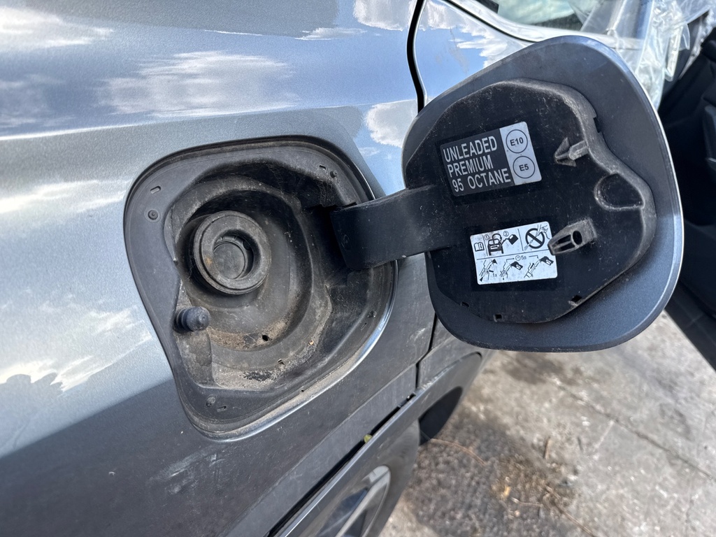 [EPE-107594] Tapa de combustible Nissan Qashqai MK3 J12 2022 HR13DDT Gun Metallic / Dark Metal Gray