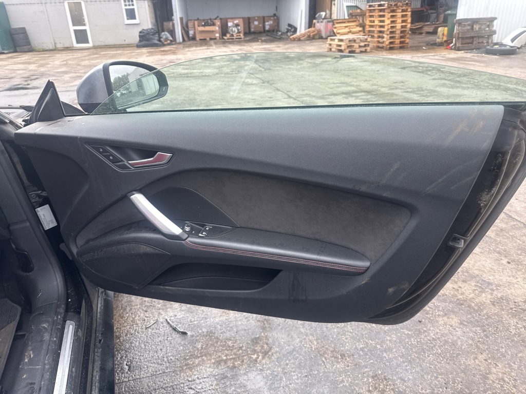 [EPE-108646] Panel interior de puerta delantera derecho Audi TT FV3 2017 brilliantschwarz