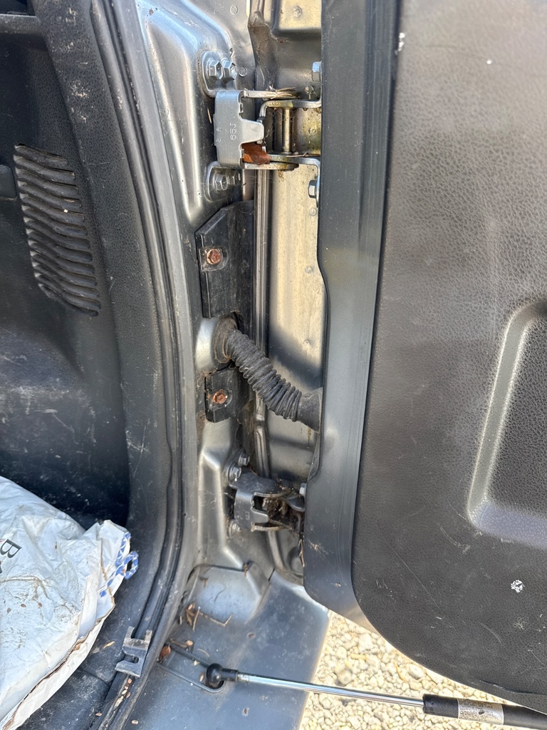 [EPE-109675] Bisagra portón trasero derecha Suzuki Vitara 2009