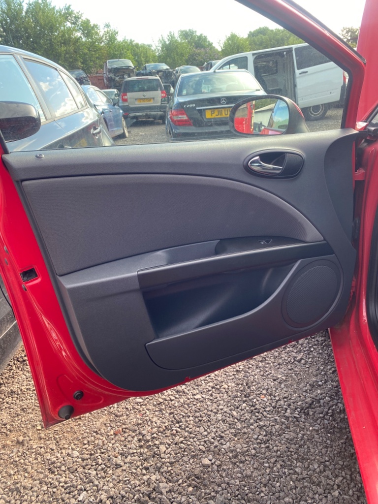 [EPE-110063] Panel interior de puerta delantera izquierdo Seat Leon 2005 Rojo
