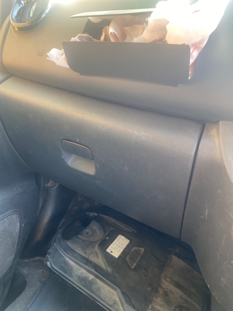 [EPE-110914] Montaje de la guantera 2020 Renault Trafic 2.0 DCI