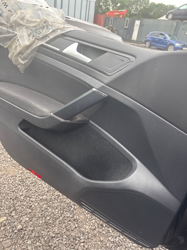 [EPE-112161] Panel interior de puerta delantera izquierdo 2016 VW Golf C9X black