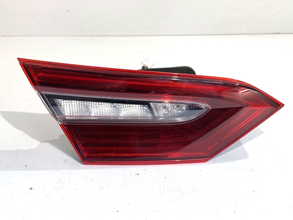 [STARK-899594] Piloto trasero izquierdo Toyota Camry (_V7_, _VA7_, _VH7_) 2017-2022