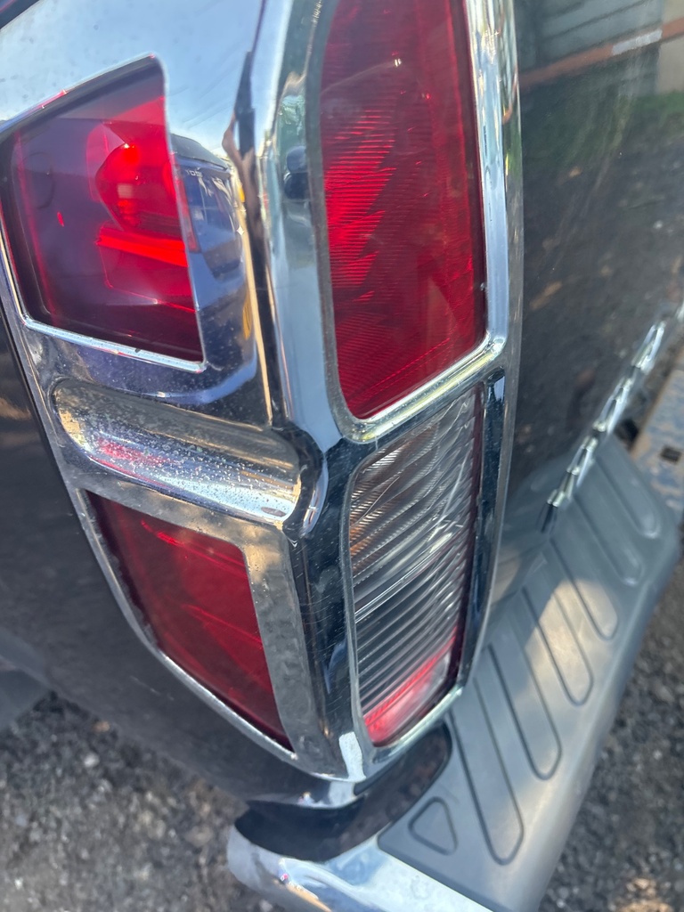 [EPE-112986] Piloto trasero izquierdo completo Nissan Navara NP300 2012