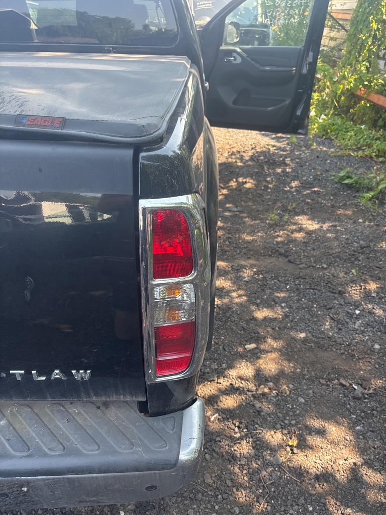 [EPE-112987] Piloto trasero derecho 2012 Nissan Navara NP300