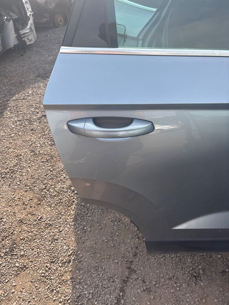 [EPE-115578] Tirador exterior puerta trasera derecha Skoda Karoq 2018 F7M grey