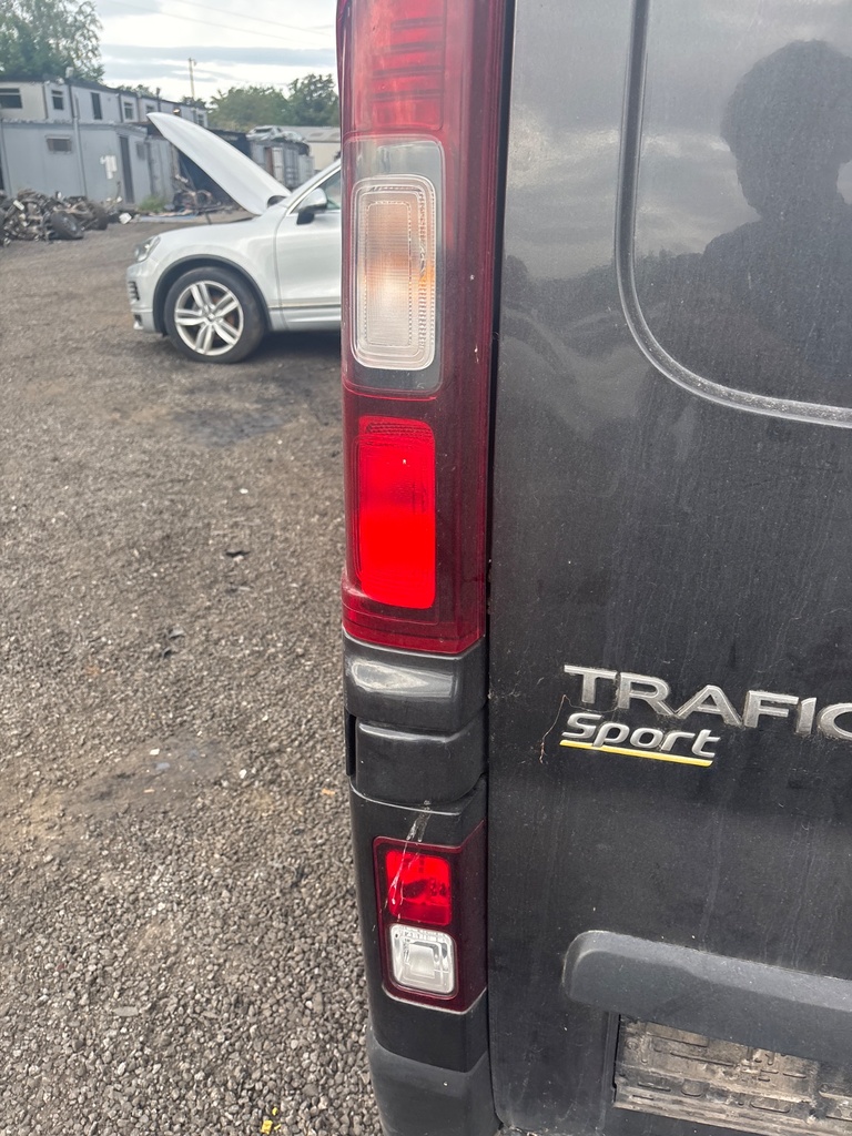 [EPE-116898] Piloto trasero izquierdo completo 2015 Renault Trafic