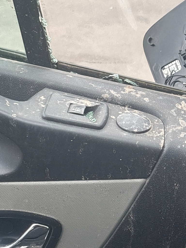 [EPE-117165] Interruptor de elevalunas eléctrico delantero izquierdo para Renault Trafic III 2016